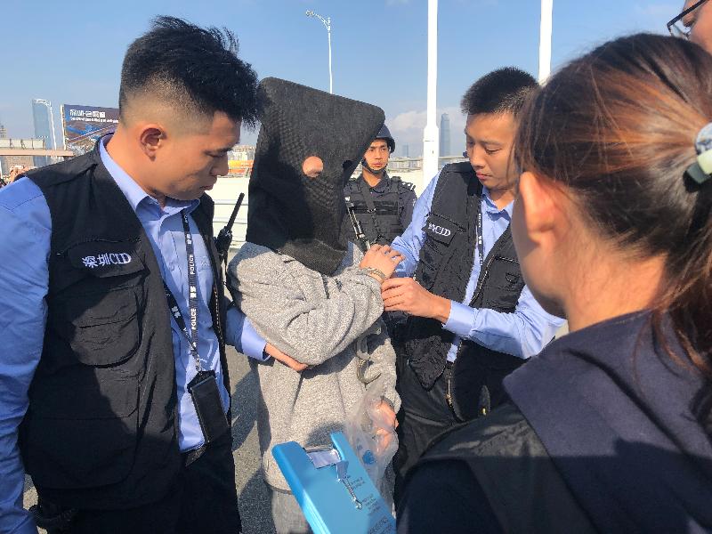 香港警方今日（十二月十九日）在落馬洲口岸接收由深圳市公安局移交的一名涉及一宗行劫案的疑犯及相關贓物。
