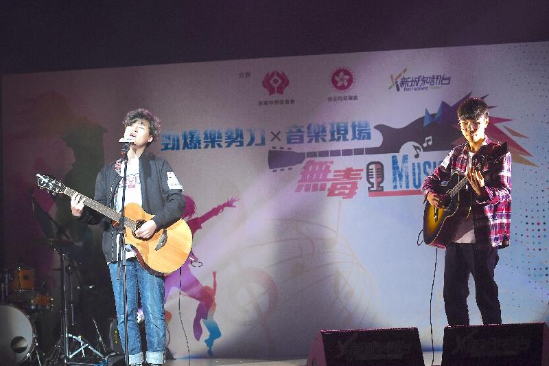 Gordon Ho (left) and Kim Lai (right) from the Lingnan University perform at the anti-drug Christmas concert "Say No to Drugs Music Night" tonight (December 20) and encourage their peers to overcome adversities with a positive attitude. 