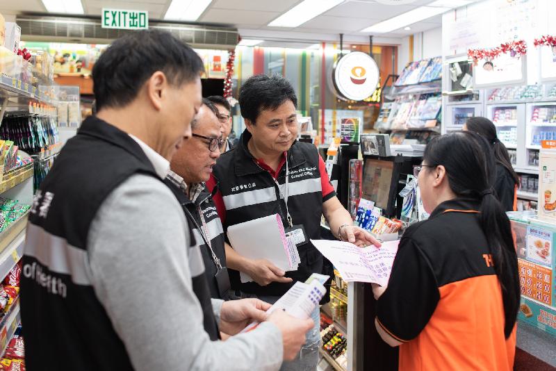 The Department of Health's Tobacco and Alcohol Control Office today (December 21) said that it will strengthen inspections and enforcement actions during the Christmas and New Year period against the illegal sale of alcohol to minors and smoking offences in pubs and bars. Photo shows Tobacco and Alcohol Control Inspectors during an inspection at a convenience store reminding staff members that when alcohol is sold or supplied at convenience stores, a sign containing both the Chinese and English versions of the prescribed notice must be displayed in a prominent location easily seen by the public.
