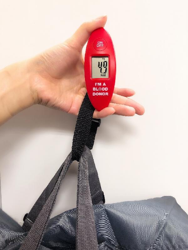 During Christmas and New Year holiday, the Hong Kong Red Cross Blood Transfusion Service will present an "I'm a Blood Donor" luggage scale to blood donors while stock lasts.  