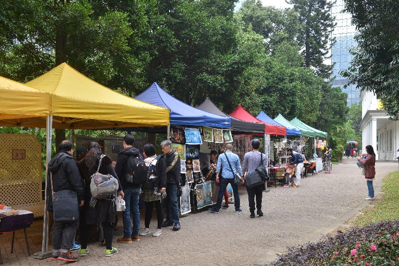 康乐及文化事务署邀请市民参与明年一月一日至十二月三十一日期间，逢星期六、日及公众假期在香港公园举行的新一期「艺趣坊」活动，旨在培养市民对艺术的兴趣。