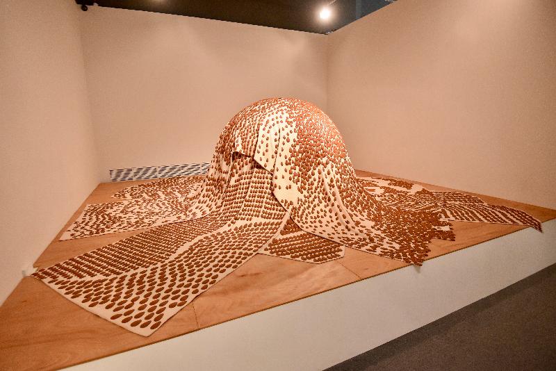「合．陶——當代陶瓷藝術展」今日（十二月二十八日）於香港文化博物館開幕。圖示展覽展出以萬片紫砂鱗片製作的機動裝置《廬山》。