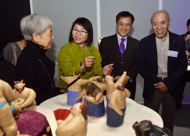 An opening ceremony for the "Claylaboration - Contemporary Ceramic Art Exhibition" was held today (December 28) at the Hong Kong Heritage Museum. Photo shows (from left) local ceramic artist, Rosanna Li and the Museum Director of the Hong Kong Heritage Museum, Ms Fione Lo, introducing exhibits to the Acting Deputy Director of Leisure and Cultural Services (Culture), Mr Chan Shing-wai, and the Chairman of the Art Sub-committee of the Museum Advisory Committee, Mr Vincent Lo.