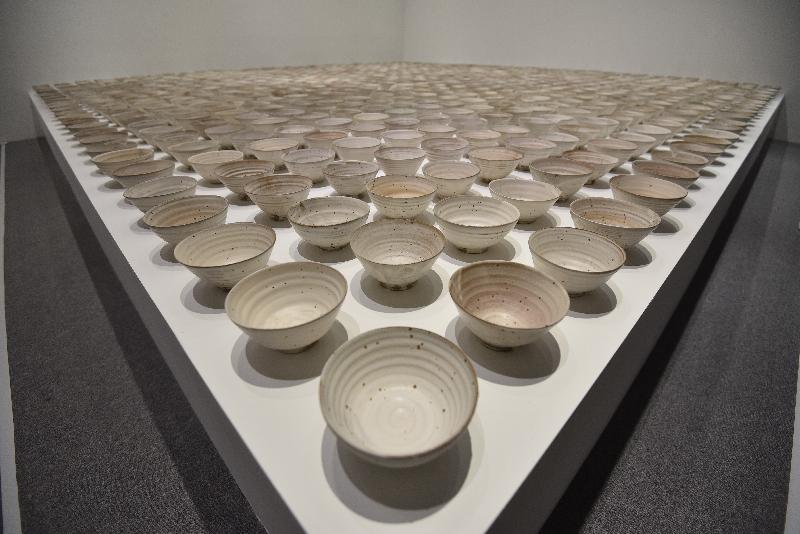 An opening ceremony for the "Claylaboration - Contemporary Ceramic Art Exhibition" was held today (December 28) at the Hong Kong Heritage Museum. Photo shows "Remark a Bowl", a project which consists of 1 000 ceramic bowls and involved nearly 1 000 volunteers.
