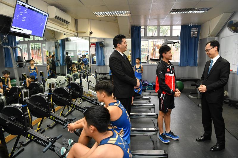 The Secretary for Constitutional and Mainland Affairs, Mr Patrick Nip, visited a secondary school in Sai Kung District this afternoon (December 28). Photo shows Mr Nip (right) chatting with a member of the school’s rowing team to learn about their training.