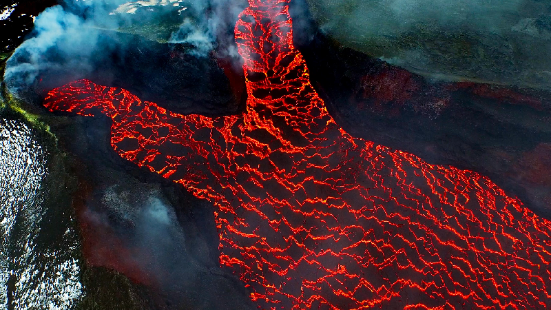 香港太空館明日（一月一日）起上映全新一齣立體全天域電影《地球故事3D》。圖示《地球故事3D》的劇照，在冰島上有130座活躍火山，地熱活動頻繁。