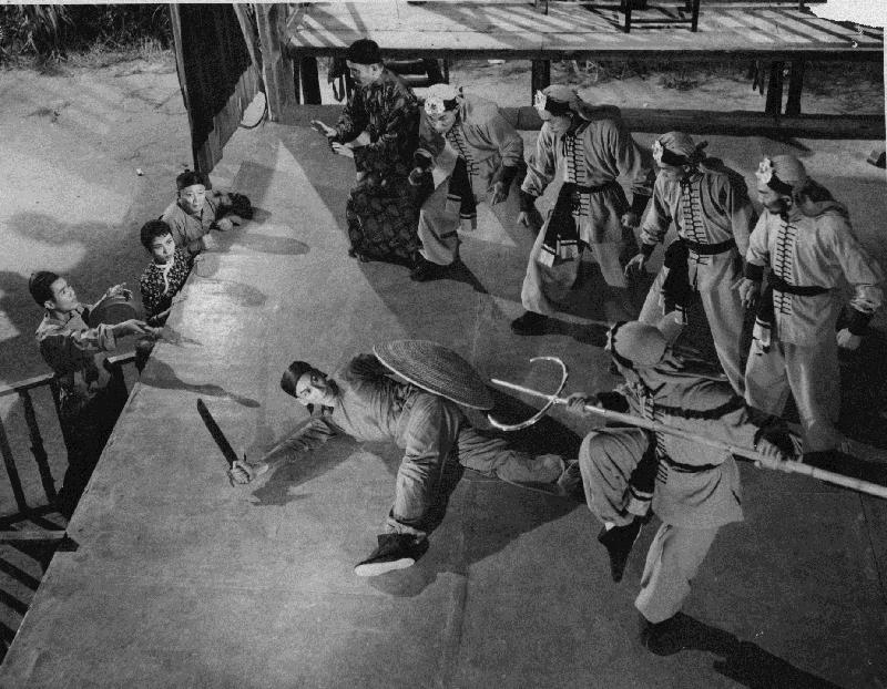 康乐及文化事务署香港电影资料馆的「影画早晨」节目将以「最佳拍档之过两招」为题，选映四对不同年代的经典动作演员组合的电影。图为《黄飞鸿擂台斗五虎》（1958）剧照。