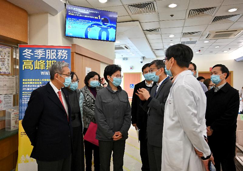The Chief Executive, Mrs Carrie Lam (fourth left), this morning (January 1) visited Tuen Mun Hospital to learn about various measures that the Hospital Authority (HA) had put in place during the winter surge of influenza and extend New Year greetings to the healthcare workers and patients. Photo shows Mrs Lam being briefed by the Cluster Chief Executive (New Territories West) of the HA, Dr Simon Tang (sixth left), on the operation of the Accident and Emergency Department.
