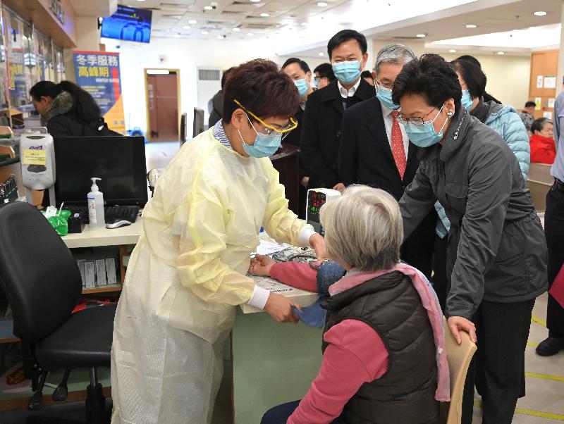 The Chief Executive, Mrs Carrie Lam (first right), this morning (January 1) visited Tuen Mun Hospital to learn about various measures that the Hospital Authority had put in place during the winter surge of influenza and extend New Year greetings to the healthcare workers and patients. Photo shows Mrs Lam chatting with a patient at the Accident and Emergency Department.