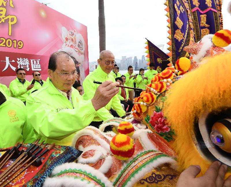 政務司司長張建宗今日（一月一日）出席在香港文化中心露天廣場舉行的2019香港龍獅節「世界龍獅日－－共創繁榮大灣區」。圖示張建宗（左一）為金龍點睛。

