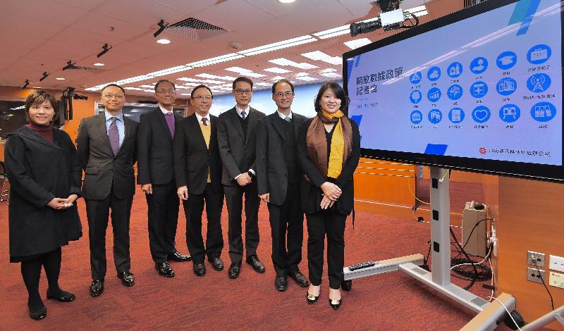 The Government Chief Information Officer, Mr Victor Lam (centre), briefed the media on the implementation of opening up government data today (January 3). The Deputy Director of Lands (Survey and Mapping), Mr Ray Leung (third left); the Acting Assistant Commissioner for Transport (Technical Services), Mr Tony Yau (third right); the Assistant Director of the Hong Kong Observatory (Forecasting and Warning Services), Dr Cheng Cho-ming (second right); the Principal Education Officer (School Administration) of the Education Bureau, Ms So Yuen-yi (first left); the Executive Director (Corporate Services) of the Hong Kong Monetary Authority, Mr Darryl Chan (second left); and the Director (Strategy and Planning) of the Hospital Authority, Dr Libby Lee (first right), also attended the press conference to introduce data to be opened up by their respective departments and organisations.