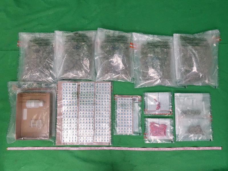 Hong Kong Customs seized a batch of suspected dangerous drugs including about 2.6 kilograms of suspected cannabis buds, 35 grams of suspected heroin and 360 tablets of suspected midazolam, with an estimated market value of about $500,000, at Hong Kong International Airport and Sham Shui Po on December 24, 2018, and yesterday (January 2).