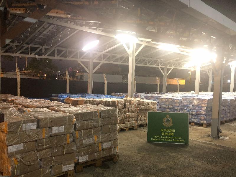 Hong Kong Customs today (January 3) conducted an anti-smuggling operation and detected a suspected smuggling case using fishing vessel in the waters off Lamma Island. About 100 300 kilograms of suspected smuggled frozen meat with an estimated market value of about $1.5 million were seized. 