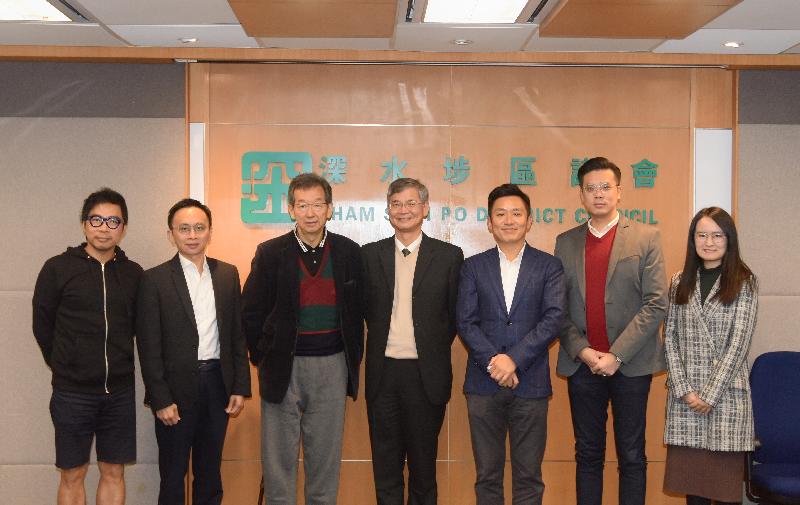 The Secretary for Labour and Welfare, Dr Law Chi-kwong, today (January 4) visited the Sham Shui Po District Council (SSPDC). Photo shows Dr Law (centre) accompanied by the Chairman of the SSPDC, Mr Ambrose Cheung (third left), and the District Officer (Sham Shui Po), Mr Damian Lee (third right), in a picture with SSPDC members.