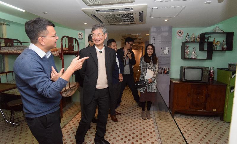 The Secretary for Labour and Welfare, Dr Law Chi-kwong, today (January 4) visited Sham Shui Po District and called at YHA Mei Ho House Youth Hostel. Photo shows Dr Law (second left) touring an exhibition in the Heritage of Mei Ho House museum on life in old estates.