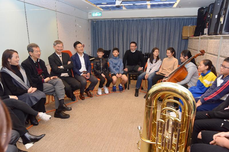 The Secretary for Labour and Welfare, Dr Law Chi-kwong, today (January 4) visited Sham Shui Po District and called at the office of the Music Children Foundation (MCF). Photo shows Dr Law (third left) accompanied by the Founder and Executive Director of the MCF, Ms Annike Pong (first left), meeting with children in a music practice.