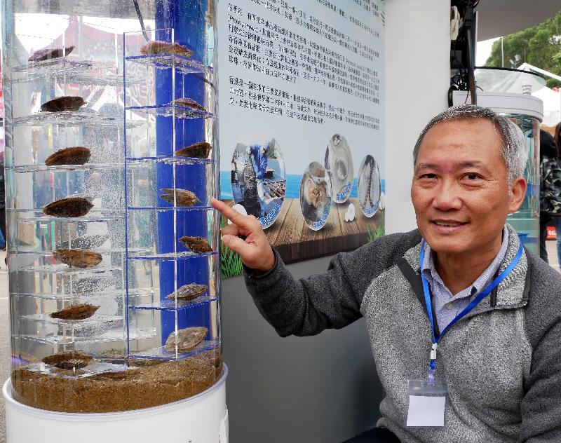 The three-day FarmFest 2019 is being held at Fa Hui Park in Mong Kok from today (January 4) to January 6 to showcase a variety of local agricultural and fisheries products and other related goods. Photo shows the Fisheries Officer (Inland Culture Development) of the Agriculture, Fisheries and Conservation Department, Dr Eric Yau, introducing technologies used in the fisheries industry, including pearl farming.