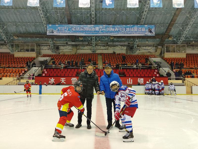 發展局局長黃偉綸（左二）今日（一月五日）在哈爾濱主持香港與哈爾濱的青少年冰球賽開球禮。來自香港的14位冰球員，年齡10至11歲，應邀參與今年哈爾濱國際冰雪節期間舉行的國際青少年冰球邀請賽。 