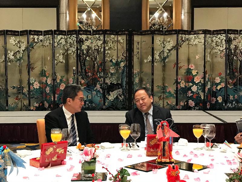 發展局局長黃偉綸（左）昨日（一月四日）抵達哈爾濱後，晚上出席哈爾濱市市長孫喆宴請香港企業家代表的晚宴。
