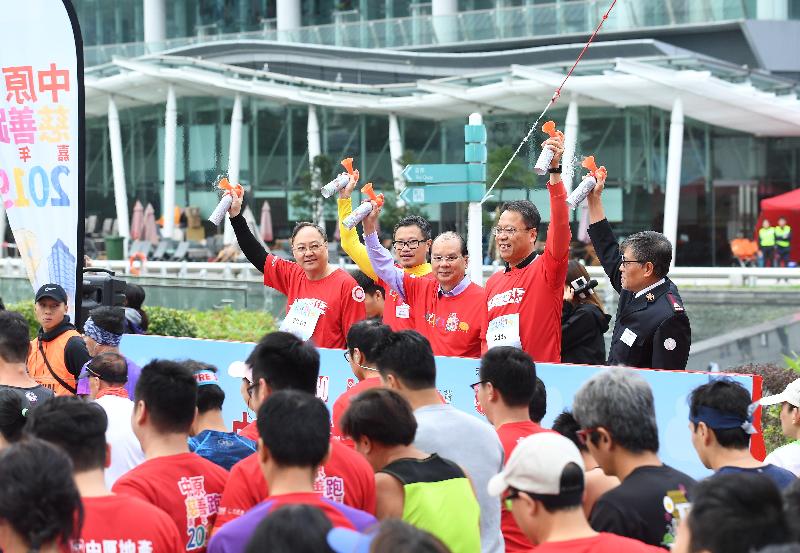 政务司司长张建宗（左三）今日（一月六日）在中原慈善跑嘉年华2019起步礼主持鸣枪仪式。
