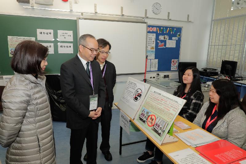 The Secretary for Home Affairs, Mr Lau Kong-wah, visited the polling station at Ta Ku Ling Ling Ying Public School in North District today (January 6). Photo shows Mr Lau (centre), the Director of Home Affairs, Miss Janice Tse (left), the District Officer (North), Mr Chong Wing-wun (right), chatting with the staff and learning about their work.