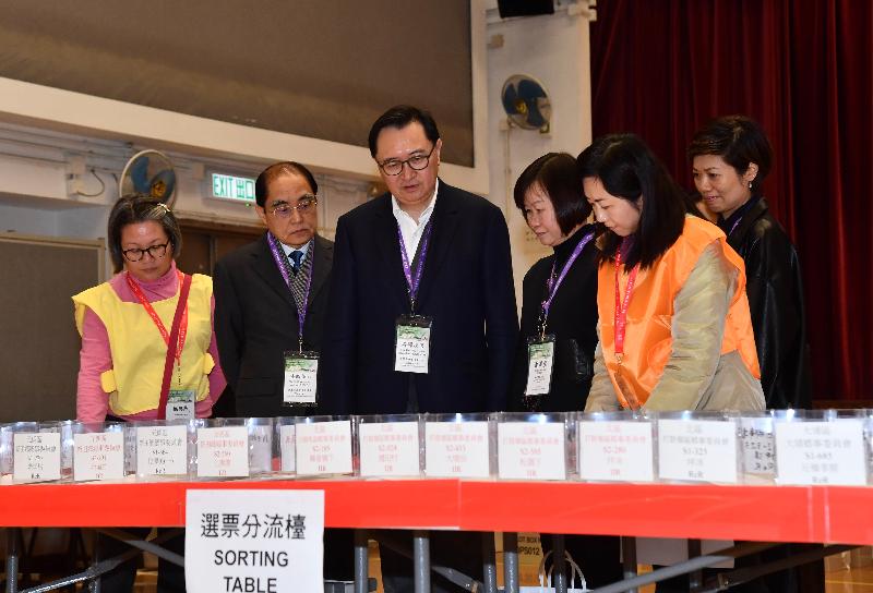 The 2019 Rural Ordinary Election starts today (January 6). The Chairman of the Electoral Affairs Commission, Mr Justice Barnabas Fung Wah (third left), and Commission member Mr Arthur Luk, SC (second left) visit the ballot paper sorting station at Hin Keng Neighbourhood Community Centre, Sha Tin.