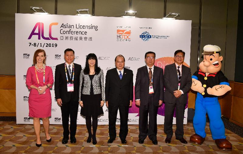 The Chief Secretary for Administration, Mr Matthew Cheung Kin-chung, attended the opening session of the Asian Licensing Conference held at the Hong Kong Convention and Exhibition Centre this morning (January 7). Photo shows Mr Cheung (fourth left); the Executive Director of the Hong Kong Trade Development Council, Ms Margaret Fong (third left); Associate Inspector of the Department of Cultural and Tourism Industries of the Ministry of Culture and Tourism Mr Cai Jiacheng (fifth left); the President of the International Licensing Industry Merchandisers' Association, Ms Maura Regan (first left); and other guests at the opening session.