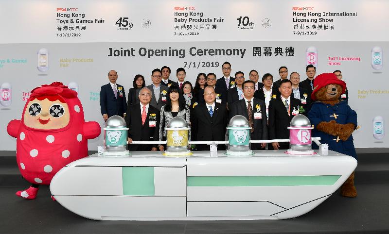 The Chief Secretary for Administration, Mr Matthew Cheung Kin-chung, attended the Joint Opening Ceremony of the Hong Kong Trade Development Council (HKTDC)'s Hong Kong Toys & Games Fair 2019, Hong Kong Baby Products Fair 2019 and Hong Kong International Licensing Show 2019 this morning (January 7). Photo shows Mr Cheung (front row, centre); the Chairman of the HKTDC Toys Advisory Committee, Mr Lawrence Chan (front row, first left); the Executive Director of the HKTDC, Ms Margaret Fong (front row, second left); Associate Inspector of the Department of Cultural and Tourism Industries of the Ministry of Culture and Tourism Mr Cai Jiacheng (front row, second right); and other guests officiating at the opening ceremony.