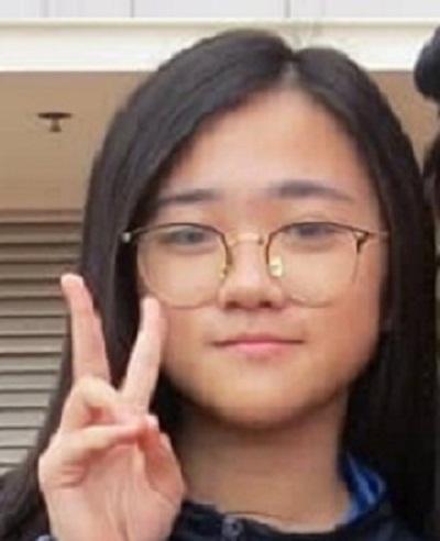 Yao Tsz-yan, aged 13, is about 1.53 metres tall, 40 kilograms in weight and of thin build. She has a pointed face with yellow complexion and long straight black hair. She was last seen wearing a blue denim jacket, a black long-sleeved sweater with hood, black trousers and black sports shoes.
