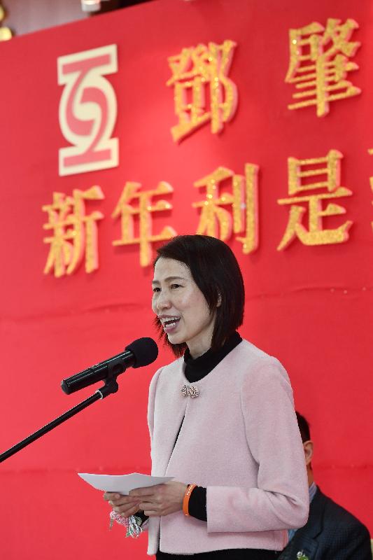 The Director of Social Welfare, Ms Carol Yip, speaks at the annual lai see packet distribution ceremony and Lunar New Year celebration party of the Tang Shiu Kin and Ho Tim Charitable Fund today (January 8). She wished all participants a healthy and happy new year.