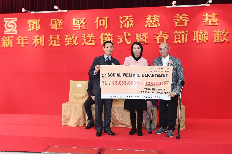 The Director of Social Welfare, Ms Carol Yip (centre), attended the annual lai see packet distribution ceremony and Lunar New Year celebration party of the Tang Shiu Kin and Ho Tim Charitable Fund today (January 8). Ms Yip is pictured receiving a cheque from advisors to the Management Committee of the Fund Mr Richard Tang (left) and Mr Hamilton Ho (right).