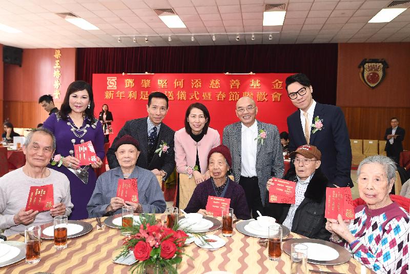 The Director of Social Welfare, Ms Carol Yip (back row, centre), attended the annual lai see packet distribution ceremony and Lunar New Year celebration party of the Tang Shiu Kin and Ho Tim Charitable Fund today (January 8). Photo shows Ms Yip, together with advisors to the Management Committee of the Fund Mr Richard Tang (back row, second left) and Mr Hamilton Ho (back row, second right); the Chairman of the Po Leung Kuk, Dr Margaret Choi (back row, first left); and the Chairman of the Tung Wah Group of Hospitals, Mr Vinci Wong (back row, first right), greeting elderly participants with lai see packets in celebration of the coming Lunar New Year.