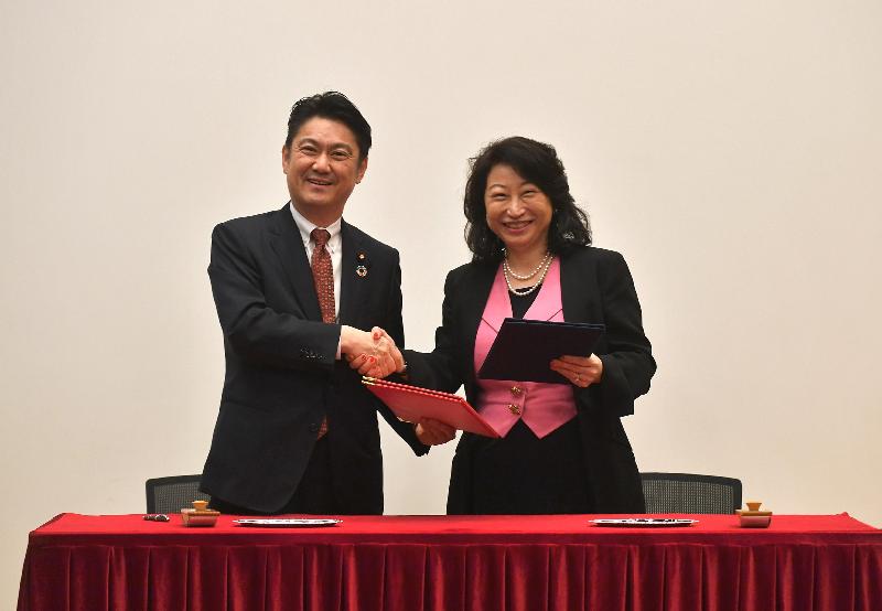 律政司司長鄭若驊資深大律師（右）與日本法務大臣山下貴司（左）今日（一月九日）簽署合作備忘錄，加強兩地在有關國際仲裁和調解事宜上的合作。
