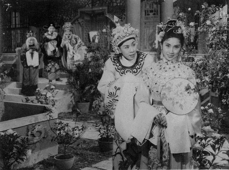 康樂及文化事務署香港電影資料館的「瑰寶情尋」系列將以「賞文．閱影：外語名著改編」為題，於二月十日至九月八日期間每月放映兩套改編自同一外語文學經典的電影。圖為《宮主刁蠻駙馬驕》（1957）劇照。