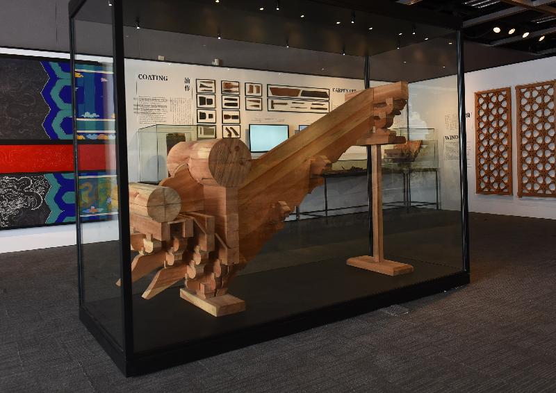 康樂及文化事務署明日（一月十一日）起在香港文物探知館舉行「穿越紫禁城——建築營造」展覽。圖示展覽展出的明代七踩溜金斗拱模模型。