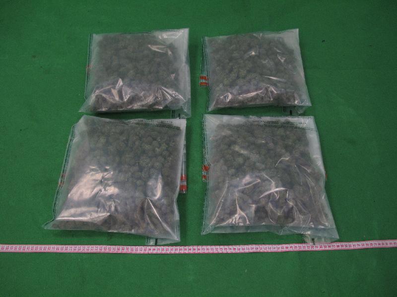 香港海关一月七日在香港国际机场检获共约四点一公斤怀疑大麻花，估计市值约七十三万元。图示部分检获的怀疑大麻花。
