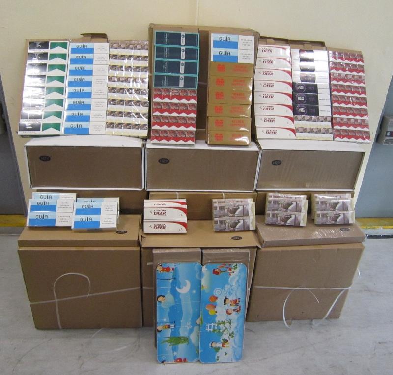 Hong Kong Customs yesterday (January 9) seized about 300 000 suspected illicit cigarettes with an estimated market value of about $800,000 and a duty potential of about $600,000 on board an incoming truck at Man Kam To Control Point. Photo shows some of the suspected illicit cigarettes seized.