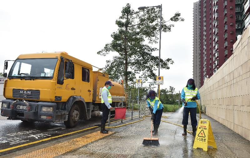 清洁工人加强街道清洁，以配合食物环境卫生署今日（一月十一日）起在全港各区展开为期三周的岁晚清洁大行动。

