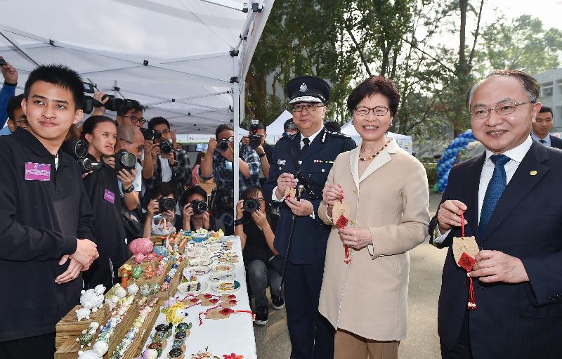 The Hong Kong Police Force today (January 12) held the opening ceremony of the “Hong Kong Police Force 175th Anniversary Open Day” at the Hong Kong Police College. The Chief Executive, Mrs Carrie Lam (second right); the Director of the Liaison Office of the Central People's Government in the Hong Kong Special Administrative Region, Mr Wang Zhimin (first right); and the Commissioner of Police, Mr Lo Wai-chung (third right), are visiting a booth set up by a social enterprise at the venue.
