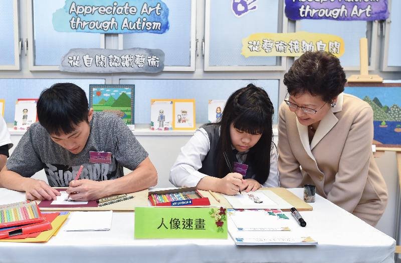 The Hong Kong Police Force today (January 12) held the opening ceremony of the “Hong Kong Police Force 175th Anniversary Open Day” at the Hong Kong Police College. Autists are making sketches of the Chief Executive, Mrs Carrie Lam in the art exhibition held by the Hong Kong Autism Awareness Alliance.
