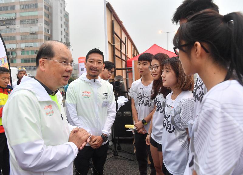 政务司司长张建宗（左一）今日（一月十三日）主持在观塘绕道出席香港街马2019起步仪式，并与「街跑少年」学员倾谈。 旁为「全城街马」联合创办人及行政总裁梁百行。