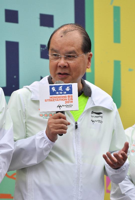 政务司司长张建宗今日（一月十三日）主持在观塘绕道举行的香港街马2019起步仪式，并在仪式上致辞。 



