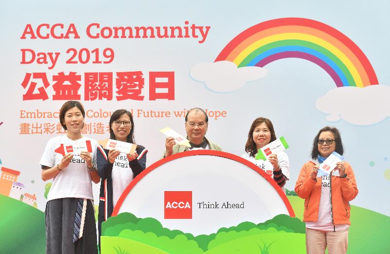 政务司司长张建宗（中）今日（一月十三日）出席特许公认会计师公会举办的ACCA公益关爱日2019开幕典礼，并与特许公认会计师公会香港分会会长陈和美（右二）及其他嘉宾合照。