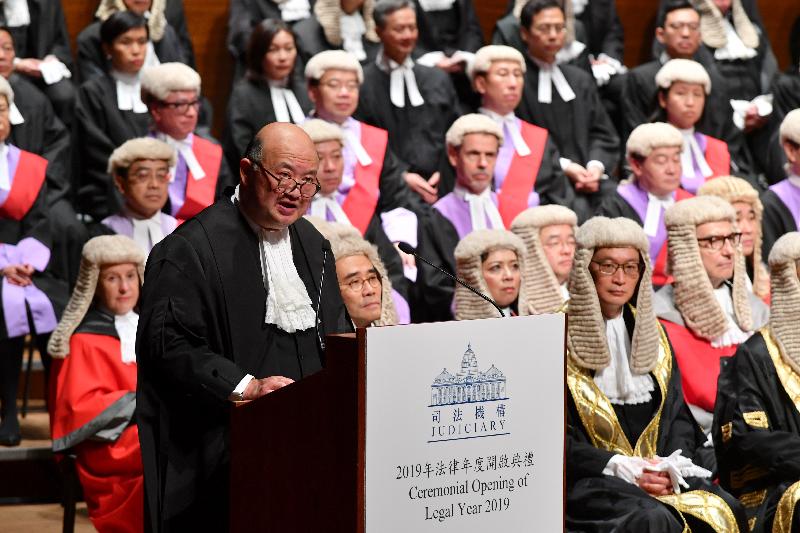 The Chief Justice of the Court of Final Appeal, Mr Geoffrey Ma Tao-li, addresses around 1 100 attendees, including judges, judicial officers and members of the legal profession, at the Concert Hall of Hong Kong City Hall today (January 14).