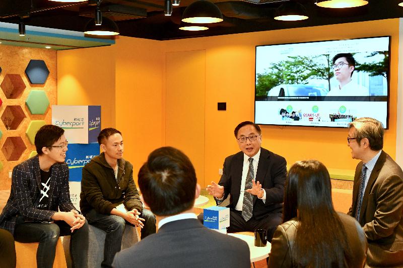 創新及科技局局長楊偉雄（右二）今日（一月十五日）與進駐共用工作間Smart-Space 8的初創企業團隊見面交流。旁為香港數碼港管理有限公司行政總裁任景信（右一）。