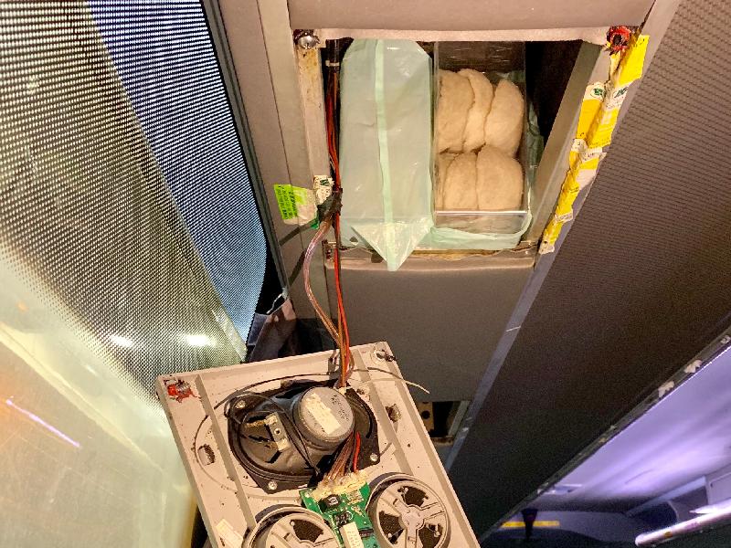 香港海關昨日（一月十四日）在深圳灣管制站一輛出境旅遊巴士的車廂風槽檢獲約四十九公斤懷疑走私燕窩，估計市值約一百八十五萬元。 
