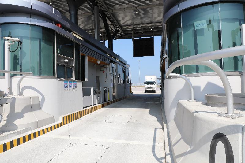 一輛載有貨物的貨車今日（一月十七日）從廣州運載貨物到香港國際機場，成為首部使用港珠澳大橋的「跨境一鎖」貨車。