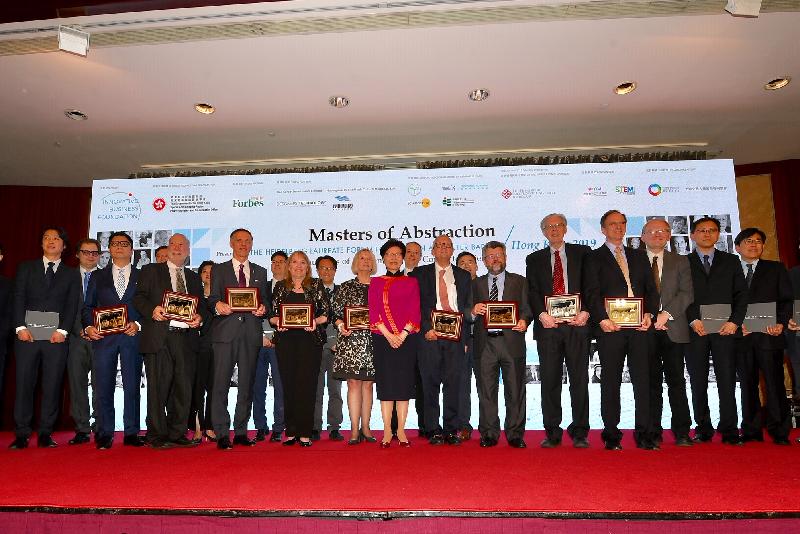 The Chief Executive, Mrs Carrie Lam, attended the "Masters of Abstraction" Gala Dinner today (January 17). Photo shows Mrs Lam (front row, sixth left); the Managing Director of the Heidelberg Laureate Forum Foundation, Ms Ruth Wetzlar (back row, sixth left); the Chairman of the Innovative Business Foundation, Mr Michael Ong (front row, second right); the photographer of "Masters of Abstraction", Mr Peter Badge (back row, first left); laureates of the A.M. Turing Award, the ACM Prize in Computing and the Fields Medal; and other guests at the event.