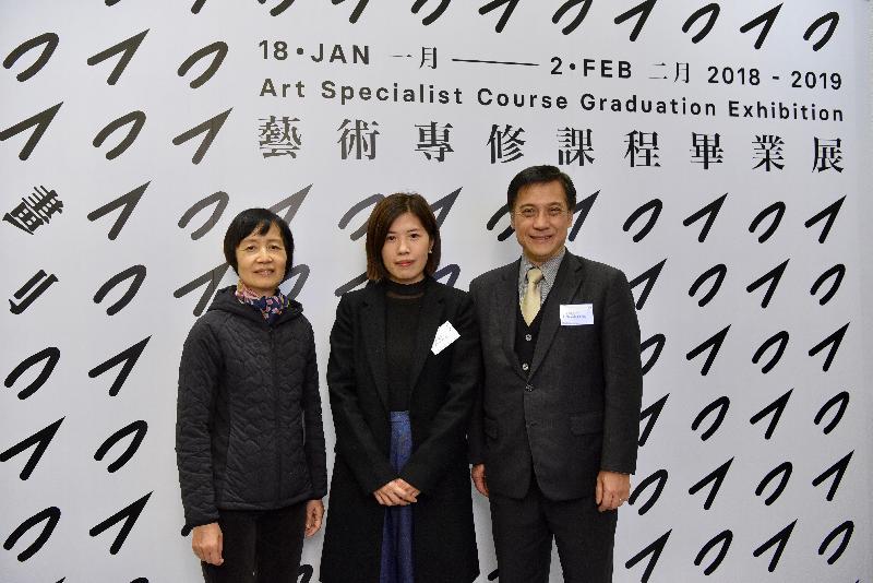 The opening ceremony of the "Art Specialist Course 2018-19 Graduation Exhibition" was held today (January 18) at the Hong Kong Visual Arts Centre. Officiating guests included (from right) the Acting Deputy Director of Leisure and Cultural Services (Culture), Mr Chan Shing-wai; the Art Specialist Course (Painting) Course Coordinator, Ms Wong Wai-yin; and the Art Specialist Course (Printmaking) Course Coordinator, Ms Jane Liu.