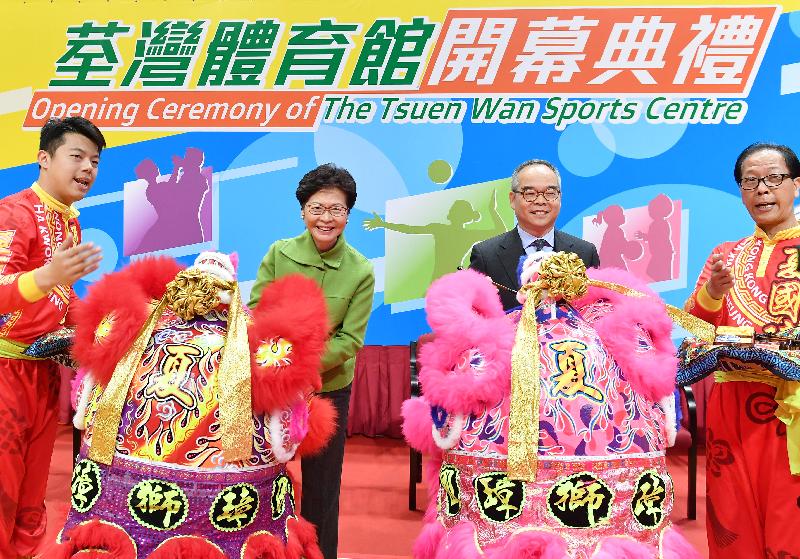 The Chief Executive, Mrs Carrie Lam, attended the Opening Ceremony of the Tsuen Wan Sports Centre this afternoon (January 18). Photo shows Mrs Lam (second left) and the Secretary for Home Affairs, Mr Lau Kong-wah (second right), officiating at the eye-dotting ceremony for the lion dance.
